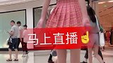 小姐姐穿起超短裙，不用瘦身也可以有模特般优雅身材