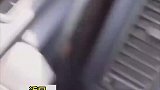 消防战士处置完火情，老乡送烟感谢
