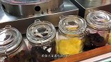 大姐街头摊煎饼，看起来像油画，有人怀疑是色素，她却笑笑不说话