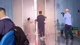 新人结婚，新郎兄弟送上祝福！看似戴上面具，其实是卸下面具