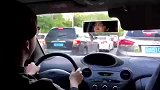大哥花2万买的二手车，改装了个手动天窗，为了面子也是拼了！