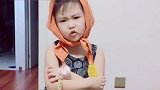 小女孩的打扮，真的好搞笑呀
