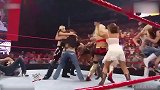 一群女人一台戏！WWE女子混战   裁判淹没在女人堆里