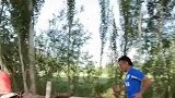 速度与激情男子追球，被摩托车拉着，惊呼太快了