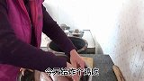 儿子失恋，给父母改善炸鸡块，老卷一反常态，啃肉都开心不起来
