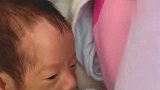 宝妈儿子你吃奶就吃奶，偷瞄什么呀，画面一出笑喷了