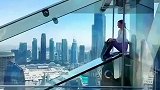 迪拜的高空全玻璃滑梯，高度219米，主打一个心率爆炸