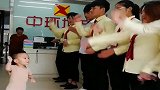 第一次带儿子来公司，看到这一幕，咱也不敢过去问！
