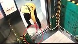 深圳一外卖小哥为省时 放置物品挡住电梯 致电梯下行被卡坏