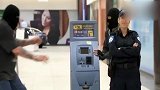 国外恶搞：有人偷走东西，女警察做出反应，路人看懵了！