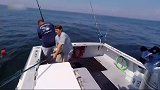 捕鱼生死斗：反应这么大，看来是条好鱼，船长指挥船员操作！