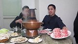 藏在保定胡同里的铜锅涮肉，6张餐桌，锅底15块钱，白酒免费喝