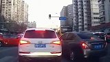 强行加塞令人气愤，好在车速慢
