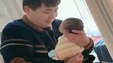 盼了这么久的小情人终于出生了，爸爸都激动成这傻样了，还有救吗