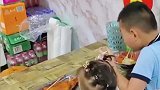 哥哥因学习与妈妈置气，负气出走还不忘带上妹妹