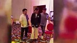 63岁万梓良参加商演，被三人搀扶上台险摔倒，强颜欢笑略显心酸