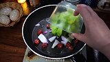 生菜怎么炒好吃，简单又好吃的生菜炒腊肠，超级开胃