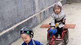 龙凤胎兄妹古灵精怪，两人扮演老头老太太，呆萌的样子非常招人喜