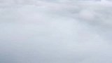 天门山的索道在云海里面穿梭