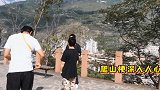 杨迪妈妈看《隐秘的角落》留后遗症，上山不敢站边拍照腿抖的好笑