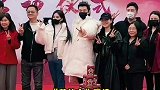 两人互让C位，好可爱