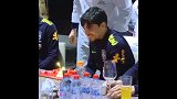 足球-17年-有爱大家庭!巴西队精心准备生日蛋糕为法格纳庆生-新闻