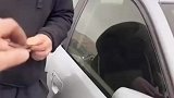 这老外真是绝了，为了100块钱，车都给砸了
