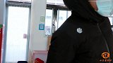 小伙饭店吃饭，140元的饭只出100元，老板娘却殊不知自己赔