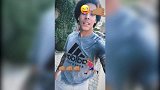 维特赛尔训练完晒照打卡 背心已被汗水浸湿