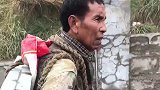 实拍峨眉山背石工，一公里15元，实在走不动，站着休息一下。