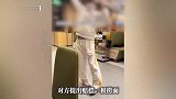 海底捞店员表演甩面多次甩地上，赔偿从1根捞面到1个月无限吃