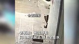 员工光脚坐仓库门口，瞬间被闪电击中，老板娘：人没事，脚被击疼
