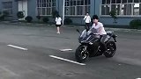 别的不说,两轮漂移也挺带劲,这绝对的高手