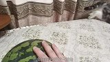 哈士奇花式吃西瓜，这吃相堪比猪八戒，画面太喜感了