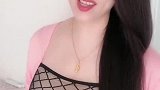 女人真会穿搭，性感身材很迷人