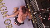 两人满脸是血倒地不起！锁喉降服太残忍 UFC这画面太血腥