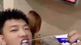 男子在家花式喝奶，没想到被女友给搞翻车了