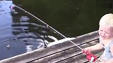 熊孩子去钓鱼，结果见到鱼就怕了，真尴尬