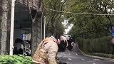 难怪看不上你，连个后座都没得，咋带女朋友啊！