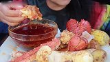 大婶吃帝王蟹和龙虾，剥开壳蟹肉很大块，吃得很爽