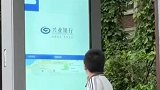 男孩公交车等公交，现在坐公交都这么高级了