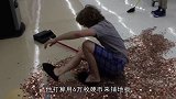 小哥用60000枚硬币铺地板，声称为了省钱？成品太惊艳了！