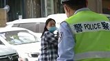 女子骑车打电话被拦下，得知她的经历，交警一度哽咽