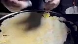小伙卖煎饼屡次翻车被烫手引女子爆笑
