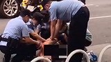 广州一裸男当街猥亵陌生女性 叫嚣“这是我老婆”被警方当场制服
