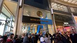 【前方直击】国米旗舰店人气爆棚！球迷排队抢货 氛围像过年