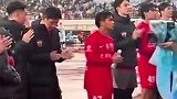 遗憾失冠！海港众将赛后来到看台下向球迷谢场