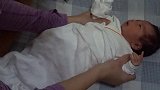 金牌月嫂演示新生婴儿抚触按摩,看宝宝陶醉的表情就知道超舒服！