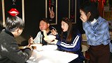 小夫妻吃饭套路朋友，让朋友结账，不料被朋友识破