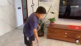新房入住后第一次打扫卫生，房子大有点费工夫，小六干的满头大汗